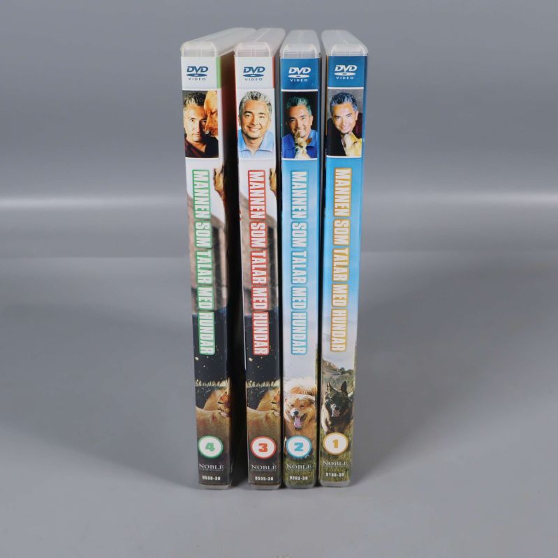 Ryggarna på fyra DVD-fodral med titlar och säsongsnummer