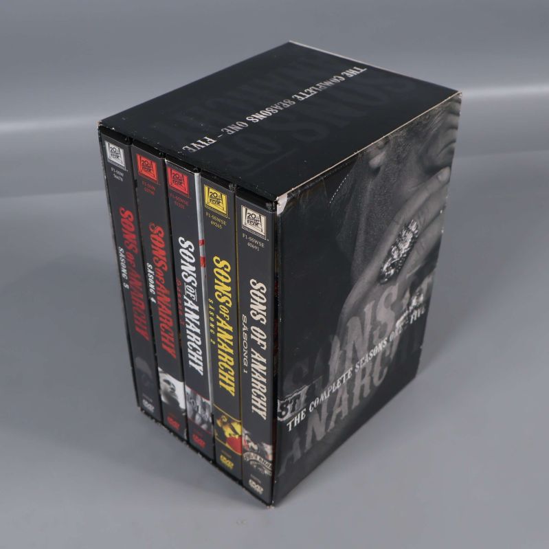 Sons of Anarchy dvd-box med fem säsongsfodral synliga från sidan