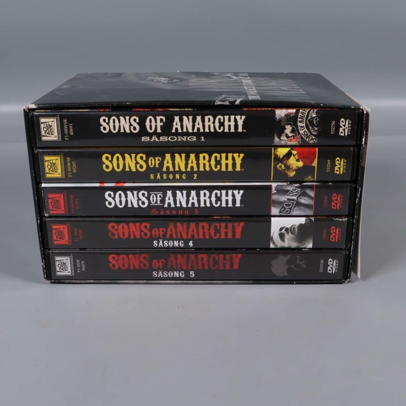 Dvd-fodral staplade i Sons of Anarchy boxen, säsong 1 till 5