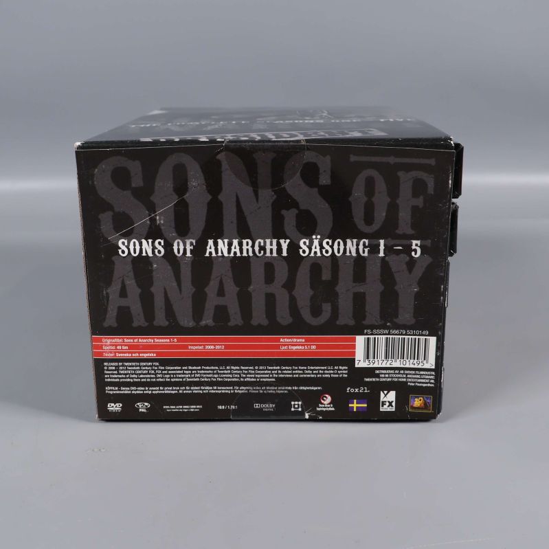 Baksidan på Sons of Anarchy dvd-boxen med text och information