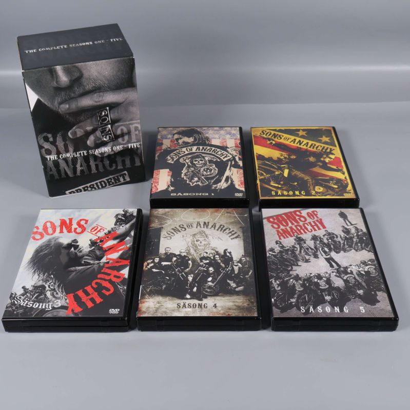 Alla fem dvd-fodral och box utspridda på bordet