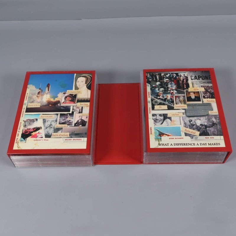 DVD-box utrustad med två separata förvaringssektioner och färgstarka illustrationer