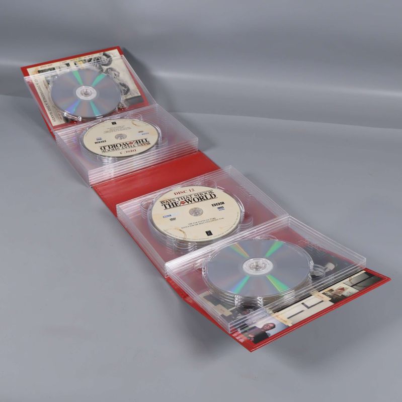 DVD-skivor prydligt ordnade i transparenta fodral inuti boxen