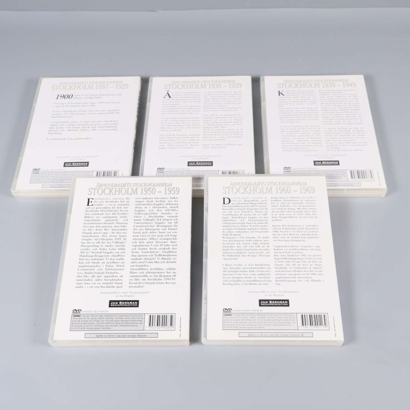 Baksidorna på fem olika DVD-fodral med beskrivande text