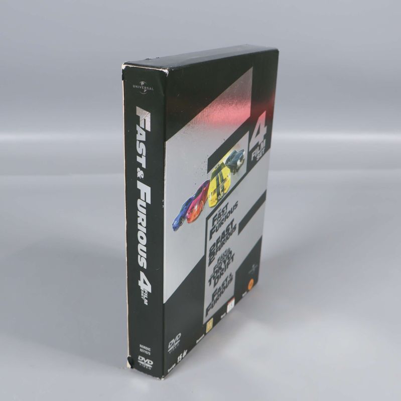 Fast & Furious 4-disc DVD-box visad från sidan med logotyp och design