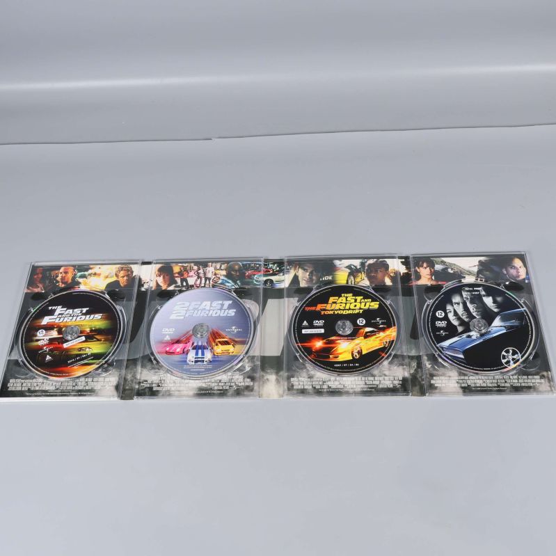 Fyra Fast & Furious DVD-skivor organiserade i öppet fodral