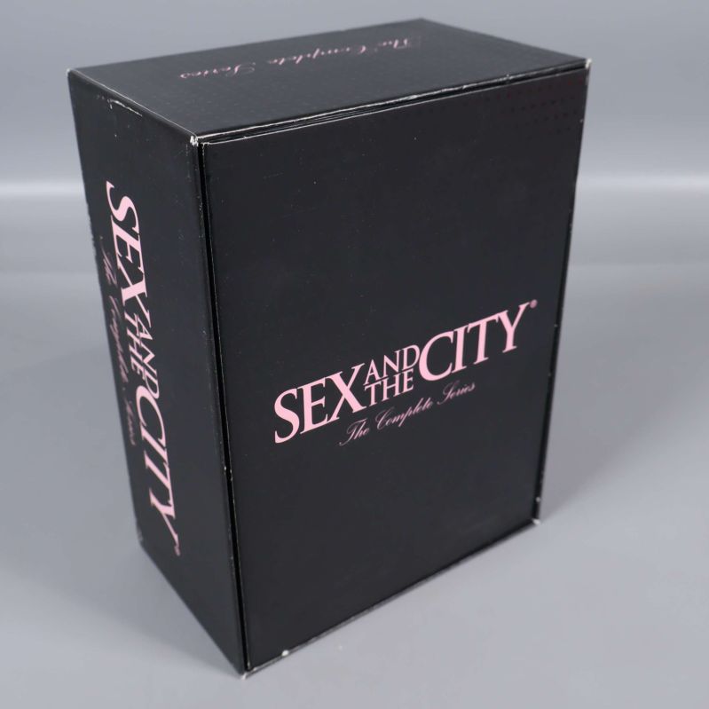 Sex and the City komplett DVD-box stående mot grå bakgrund