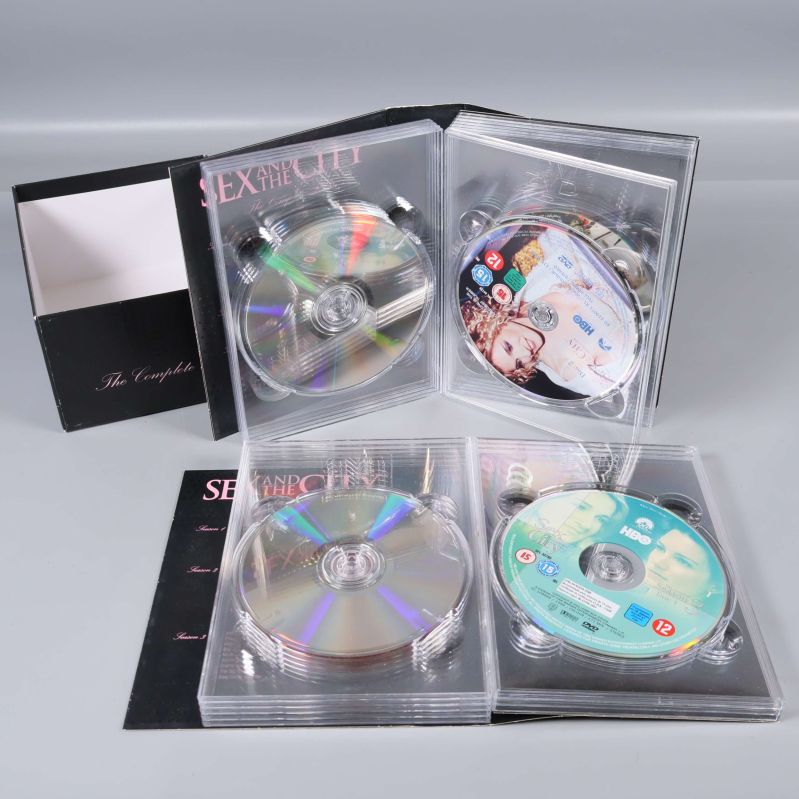Alla DVD-skivor utlagda framför Sex and the City-boxen