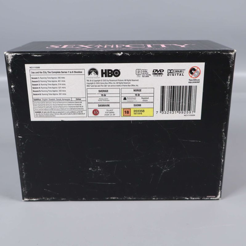 Baksida av DVD-box med etiketter och teknisk information