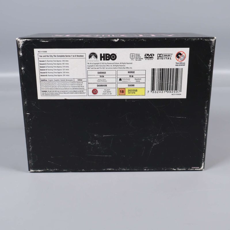 DVD-boxens baksida med märkning och slitage