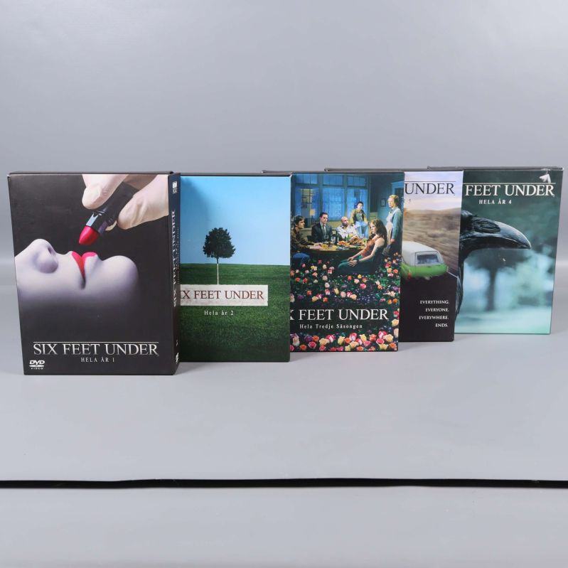 Framsida av alla fem Six Feet Under-DVD-fodral uppradade
