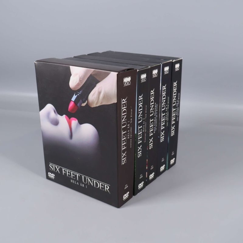 Sidor av samtliga DVD-boxar staplade ihop