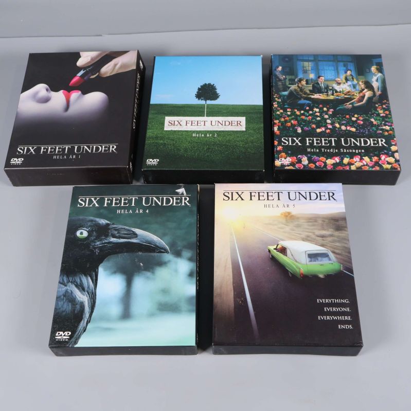 Uppifrånvy över fem separata Six Feet Under-fodral