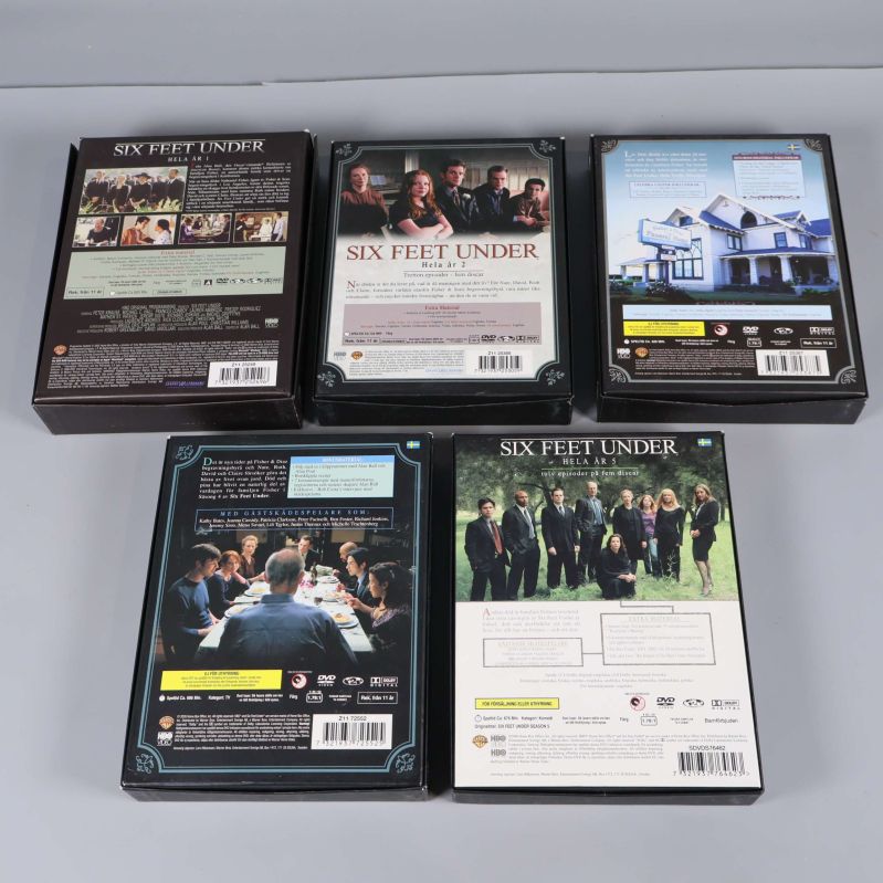 Baksida på alla fem DVD-fodral med texter och bilder