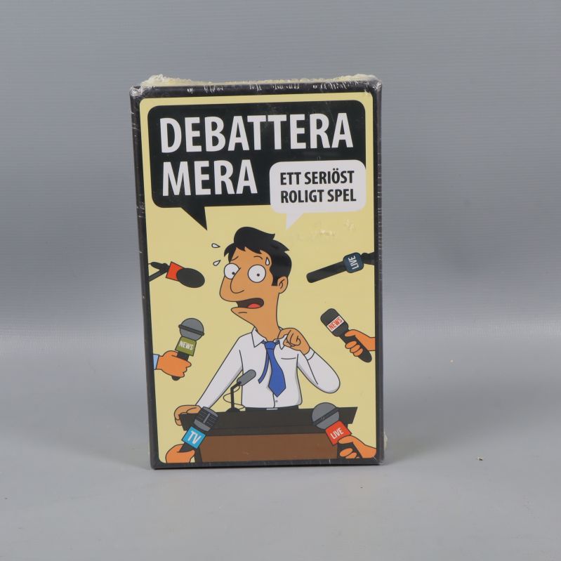 Framsidan av Debattera mera med mikrofoner och orolig karaktär
