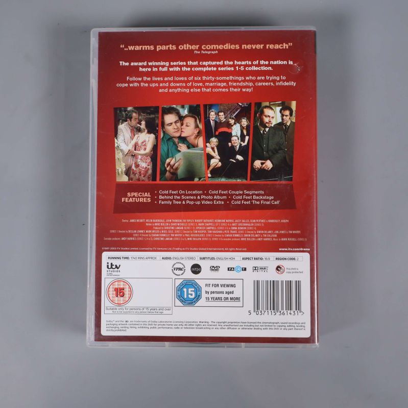 Baksidan av Cold Feet DVD-box med text och bilder