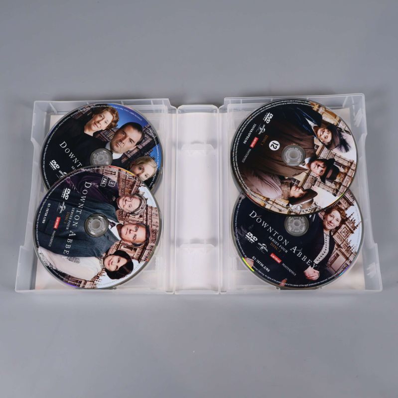 Öppen DVD-box med flera Downton Abbey-skivor