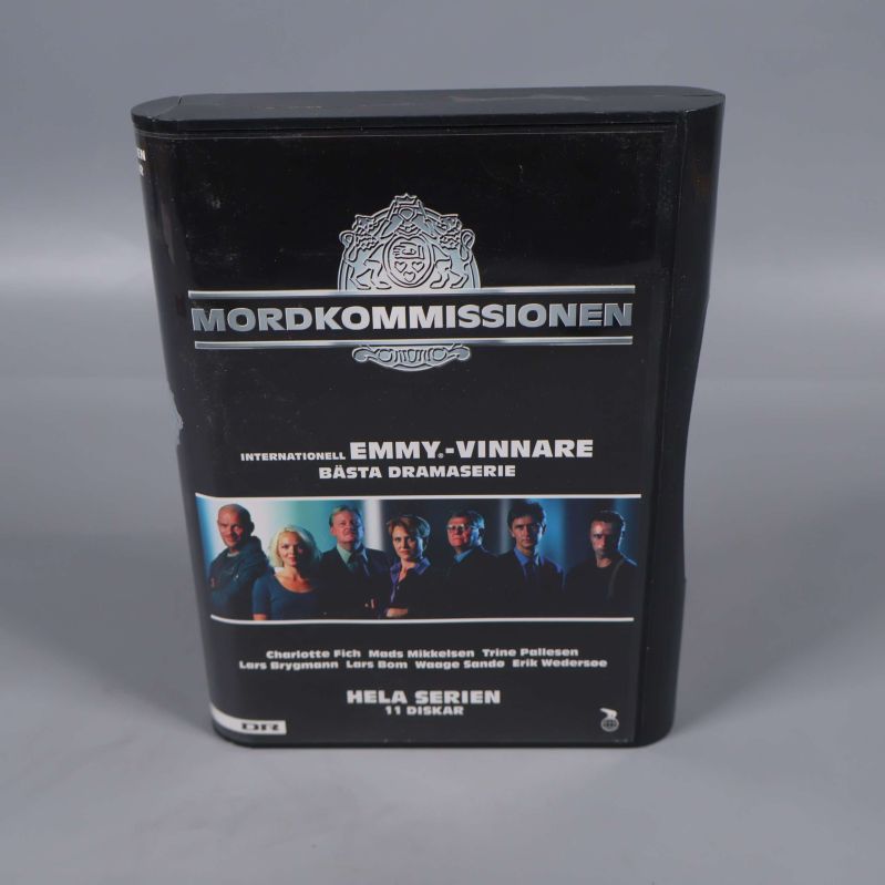 Framsidan av Mordkommissionen dvd-box med porträtt av karaktärer