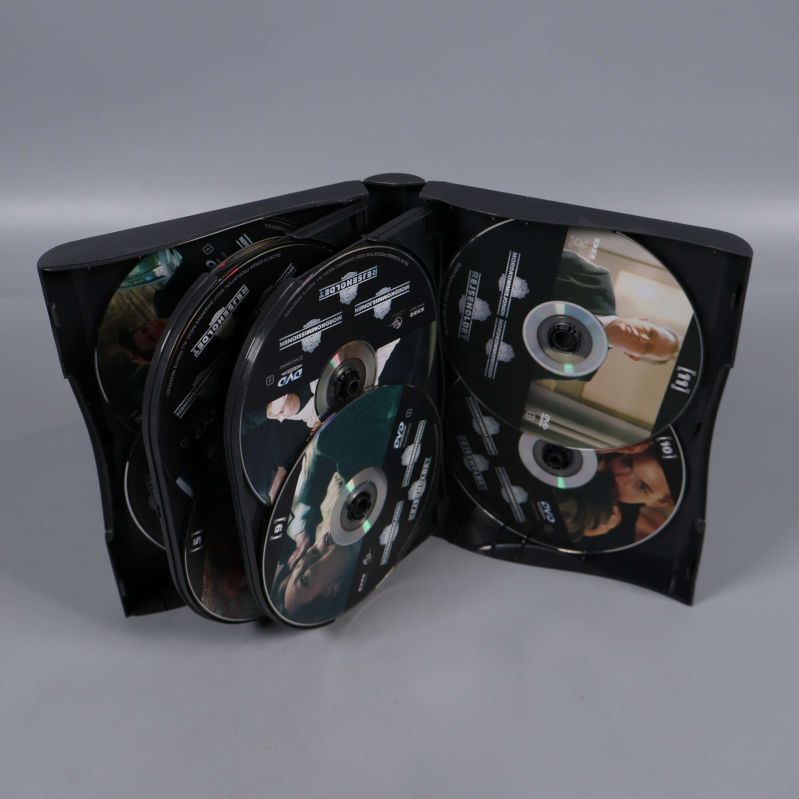 Öppen dvd-box med flera Mordkommissionen-skivor inuti