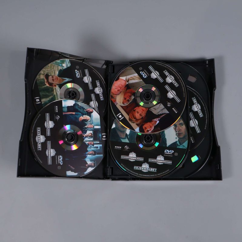 Flera Mordkommissionen dvd-skivor visas i öppen box