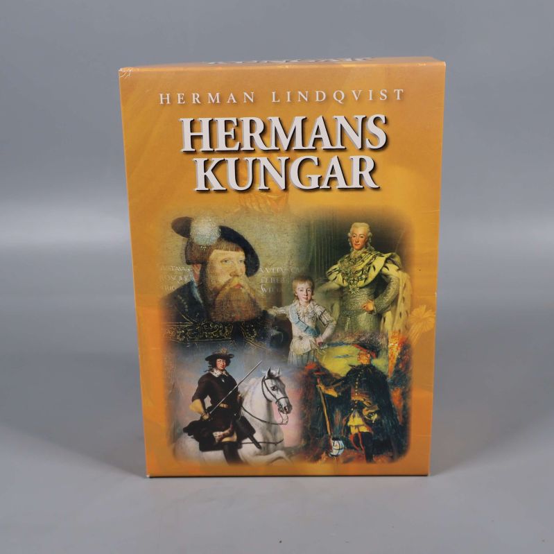 Framsida på gul DVD-box Hermans Kungar med porträtt på kungar
