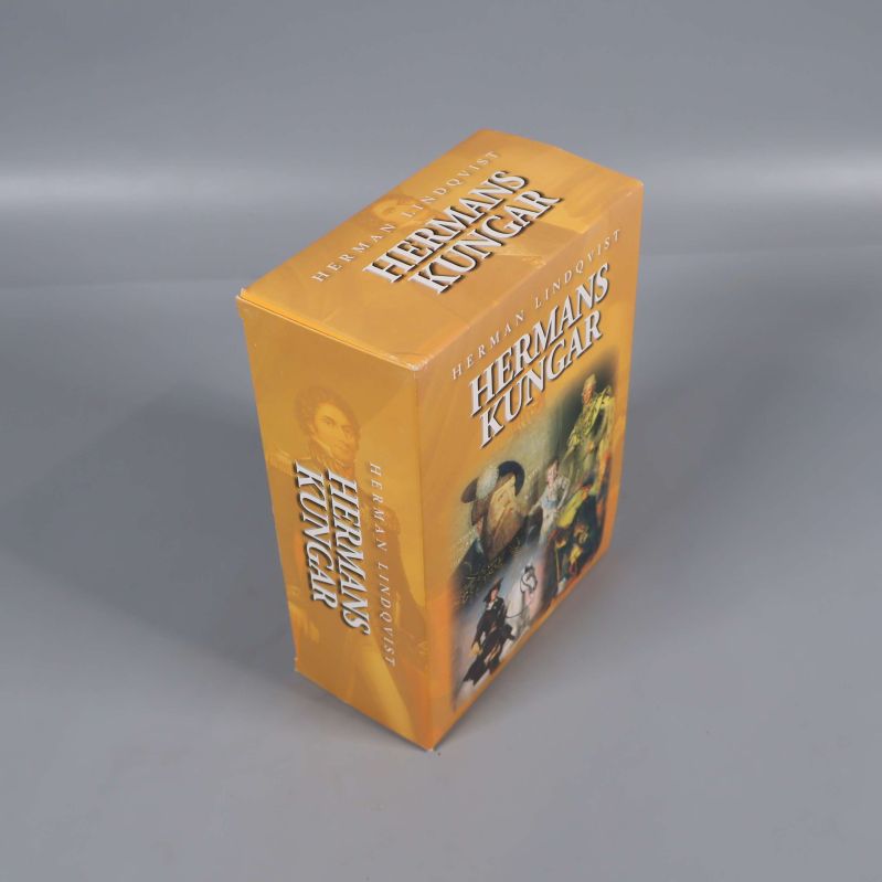 Hermans Kungar DVD-box fotad från ovan med tydlig boxdesign