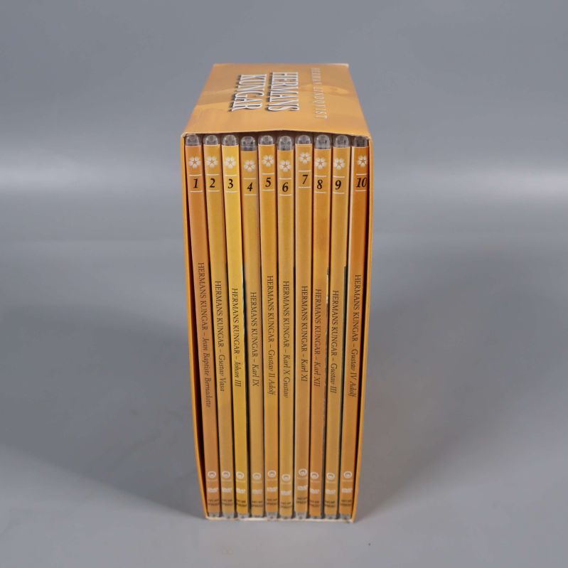 Tio DVD-fodral på rad i boxen Hermans Kungar