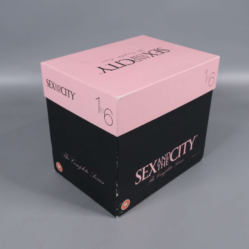 Sex and the City säsongsbox i rosa och svart, sned vinkel