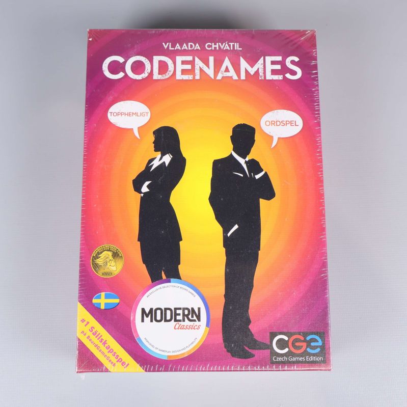 Framsida av Codenames sällskapsspel i färgglad förpackning