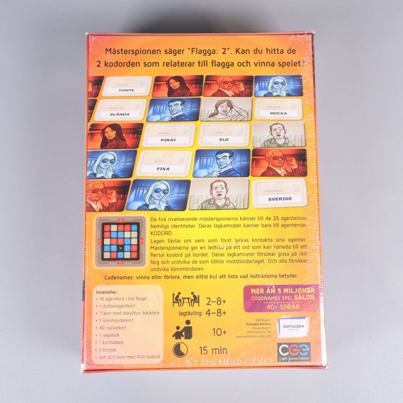 Baksida med spelbrädor och ikoner för spelinfo Codenames