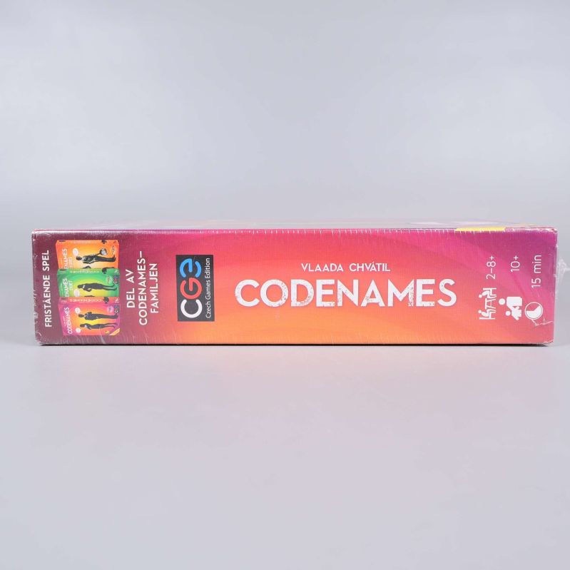 Sidosidan av Codenames förpackning med logotyp och spelgrafik