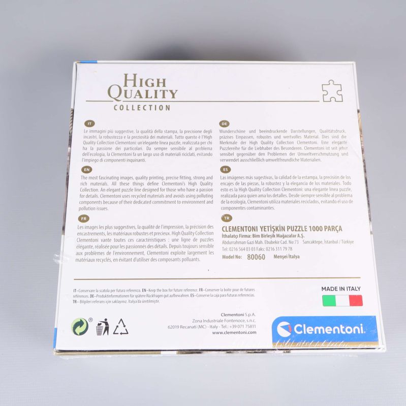 Baksida av pusselask med produktinformation och text