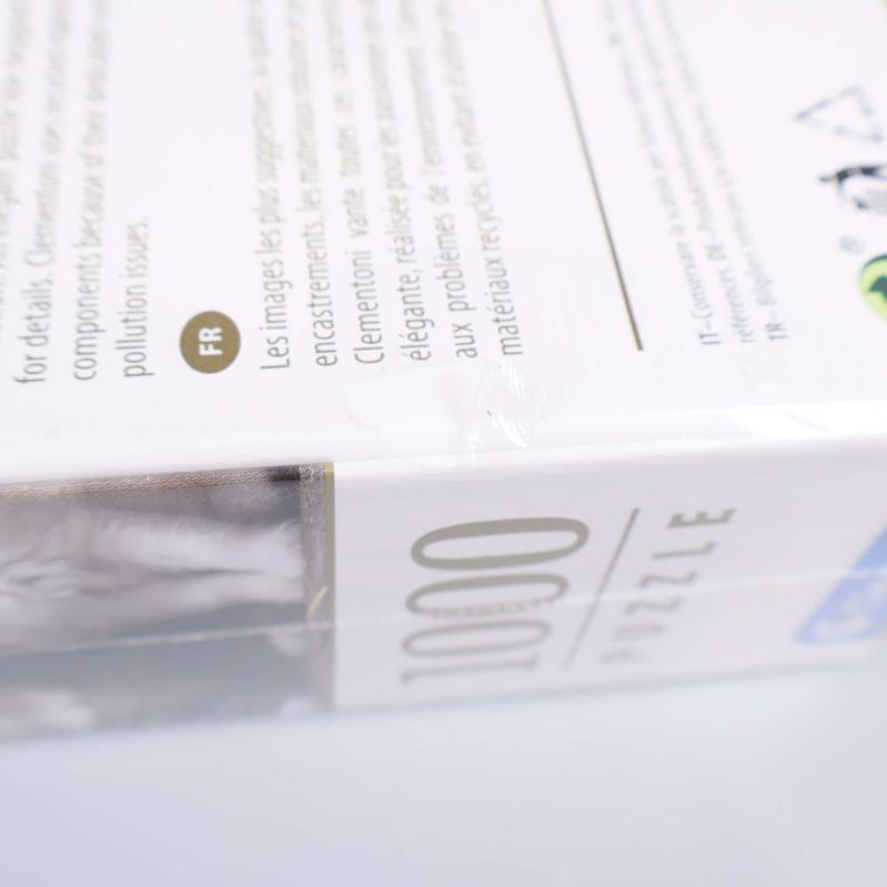 Närbild på hörn av ask och plastförpackning