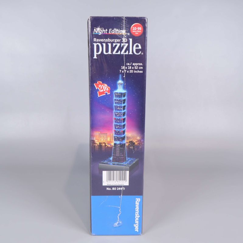 Sidan av förpackningen med bild på det upplysta tornet