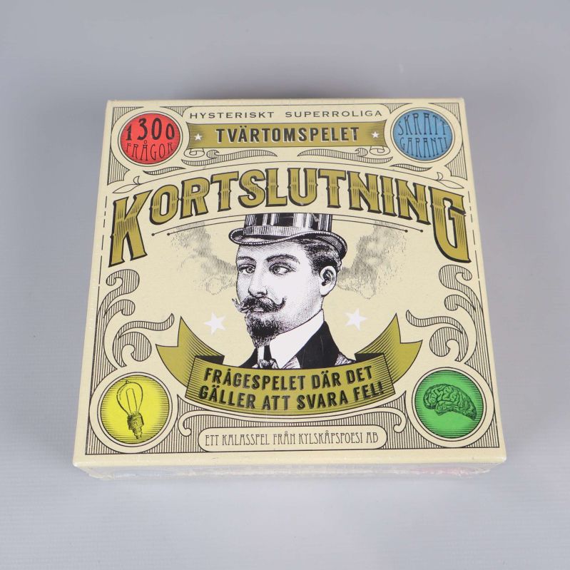 Framsidan av spelet Kortslutning med tecknad mustaschman och dekorativ text