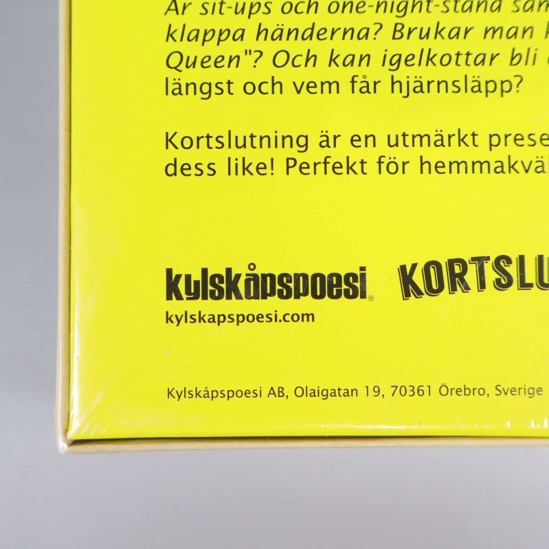 Närbild på baksidan där Kylskåpspoesi står tryckt