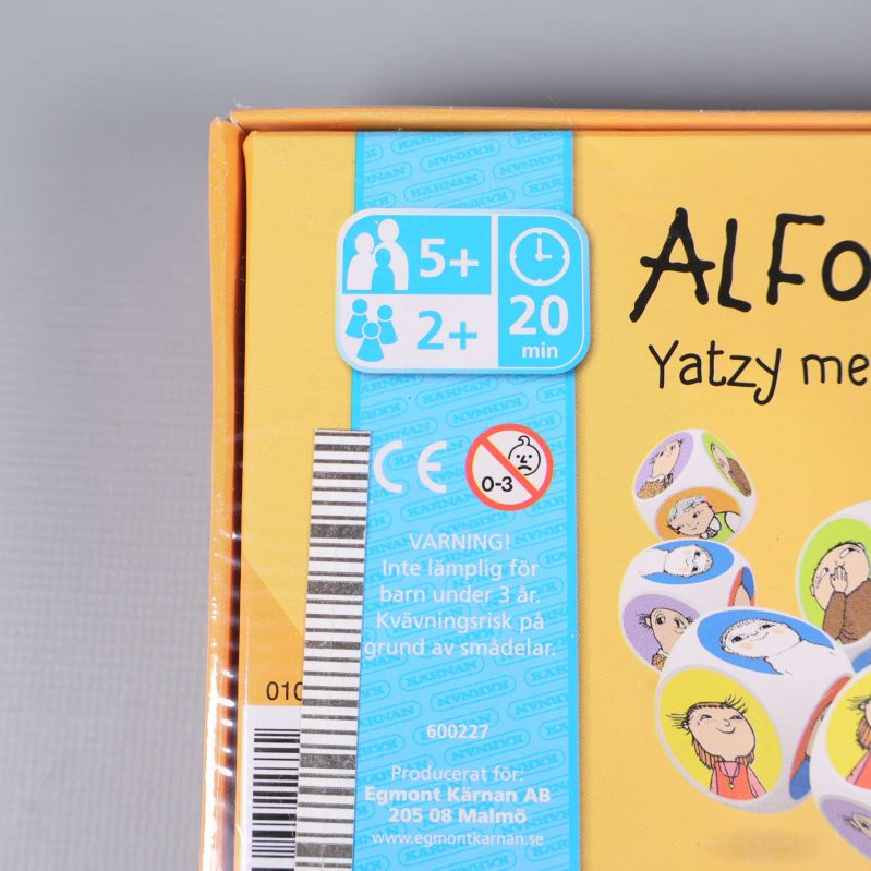 Närbild på åldersrekommendation och spelinformation på kartongen