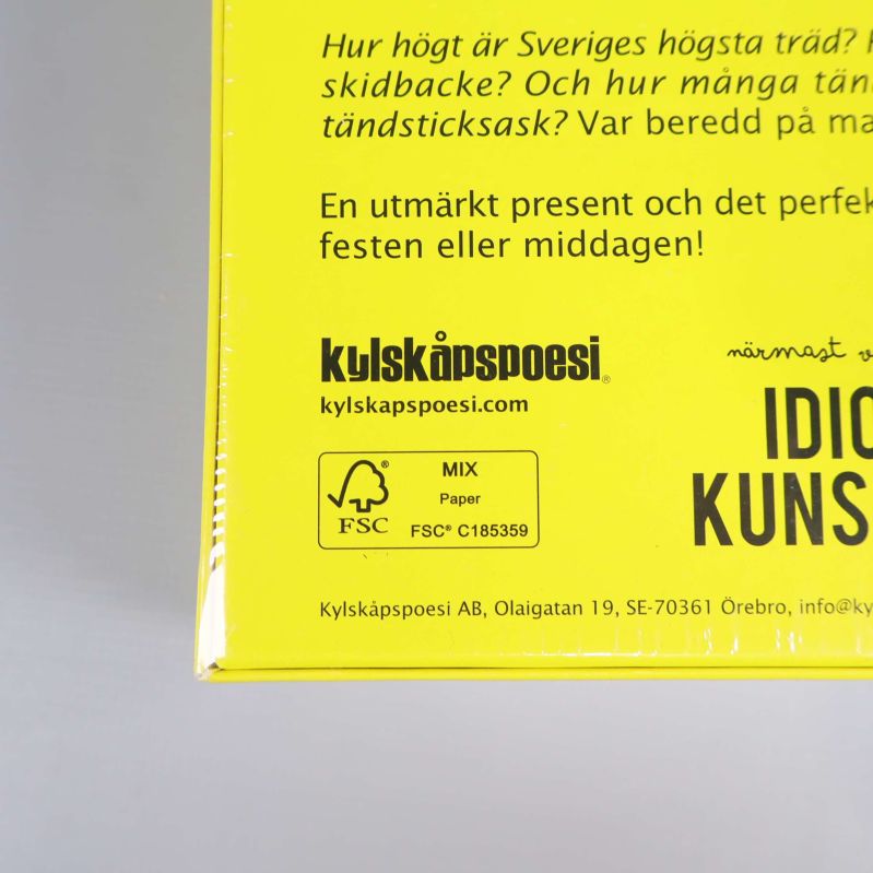 Närbild av baksida med kylskåpspoesi-logga och fsc-märkning