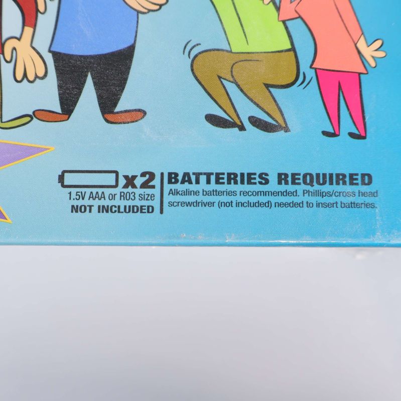 Närbild visar krav på två AAA-batterier till Catch Phrase