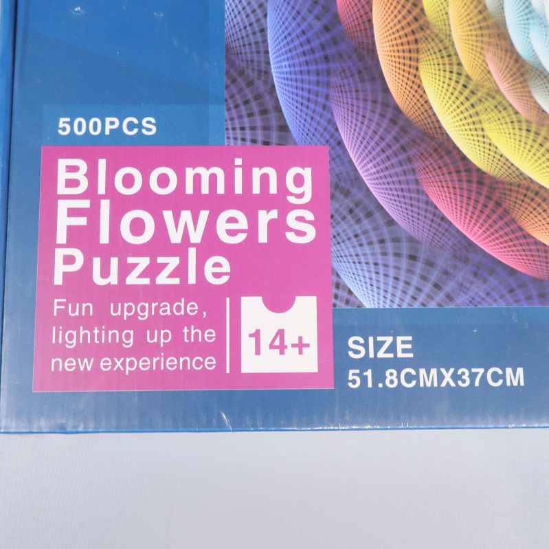 Närbild på pusselaskens etikett med 500PCS och 14+ åldersrekommendation