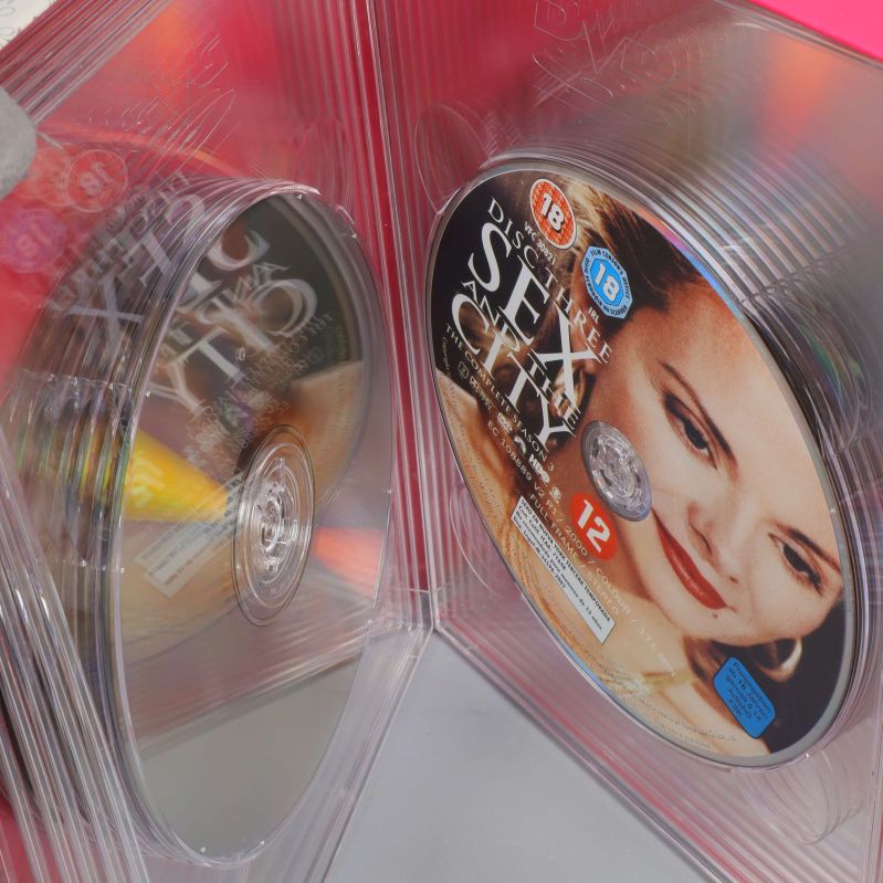 Närbild på dvd-skivor och inre fack med karaktärer