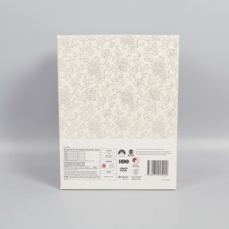 Baksida av Sex and the City-box med information och logotyper