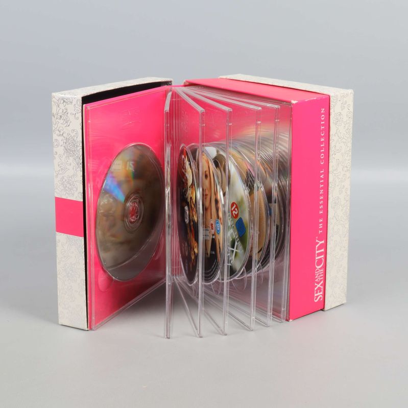 Sex and the City-box öppen med 17 DVD-skivor i plastfack