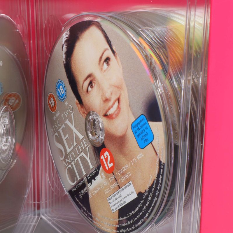 Närbild på Sex and the City-DVD med åldersgräns och motiv