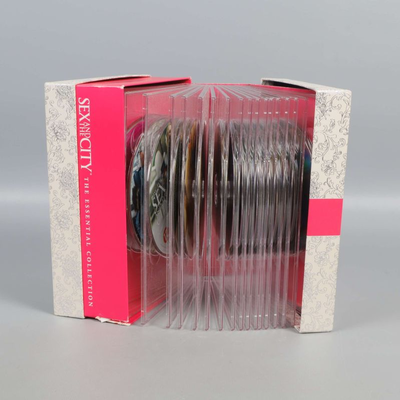 Sex and the City box med 19 DVD-skivor synliga