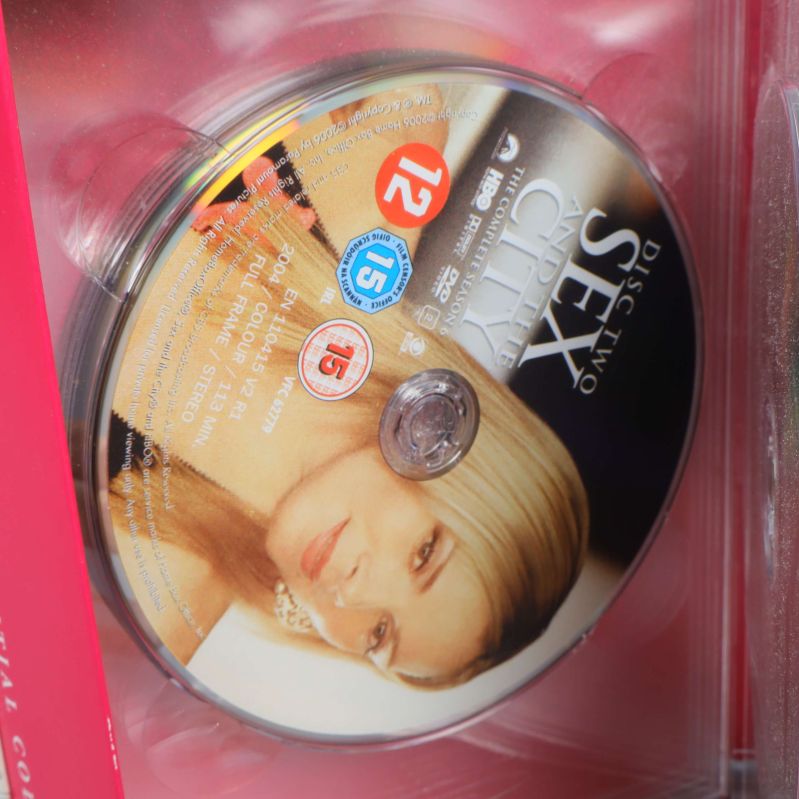 Närbild av en Sex and the City DVD med åldersmärkningar