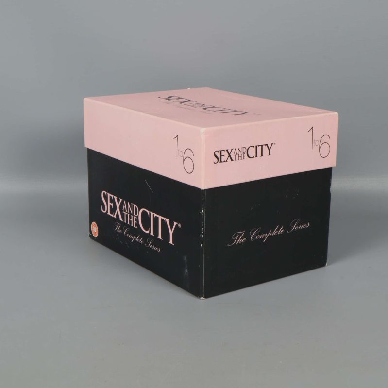 Sex and the City komplett box i rosa och svart från sidan