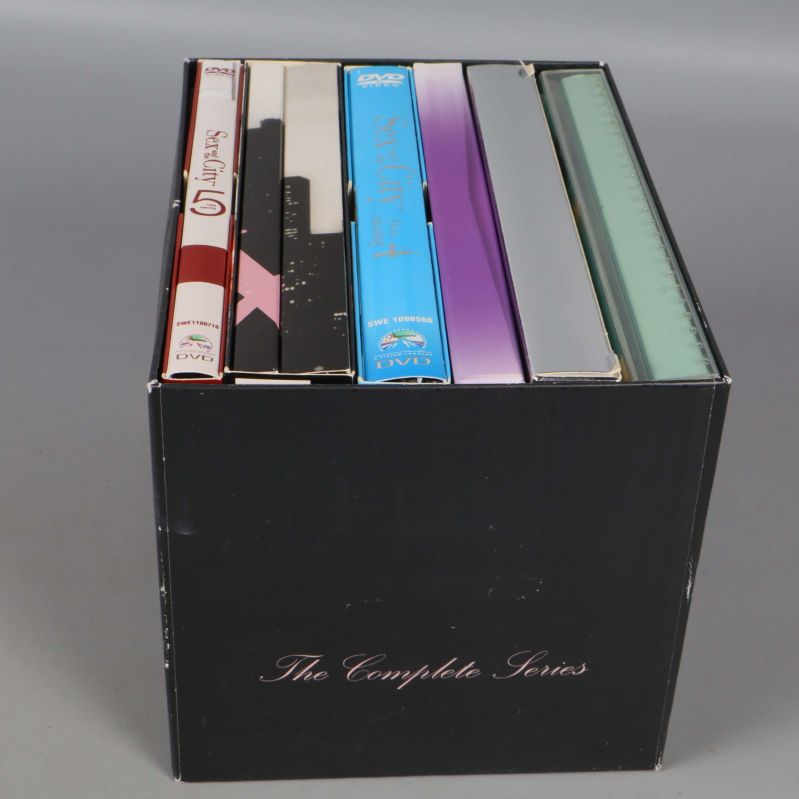 Öppen Sex and the City box med innehåll synligt ovanifrån