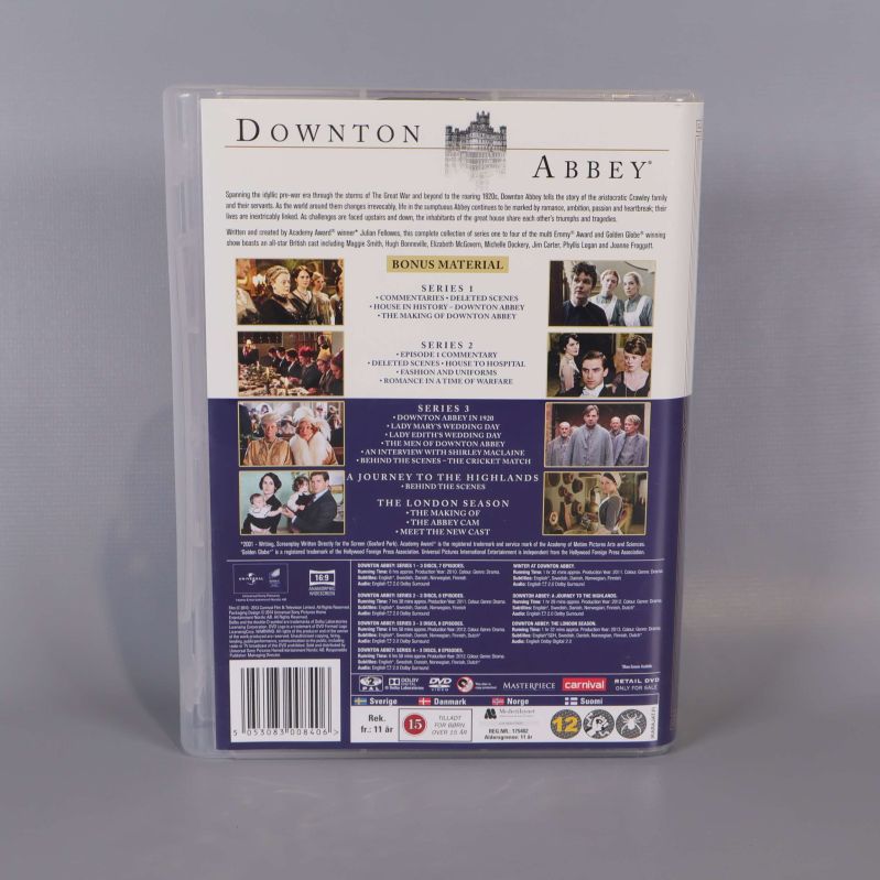 Baksida av Downton Abbey Series One-Four DVD-box med innehållsbeskrivning och bilder