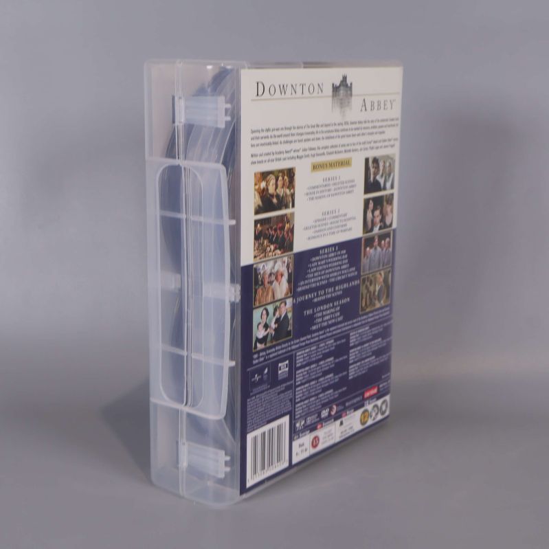 Halvöppen Downton Abbey DVD-box som visar skivförvaring